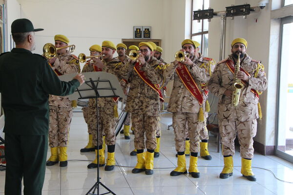 مراسم نمادین استقبال از امام خمینی (ره) در فرودگاه یزد 