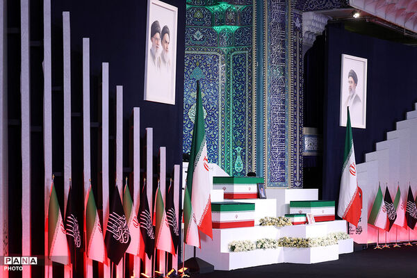 ادای احترام سران قوا و جمعی از مسئولان نظام بر پیکر مطهر رهبر شهید انقلاب