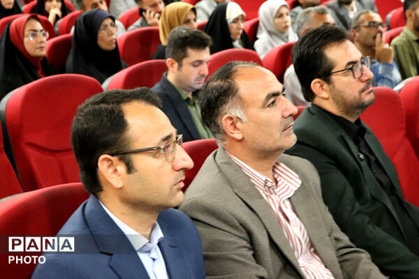 تقدیر از منتخبین حوزه ابتدایی توسط مدیر کل آموزش پرورش 