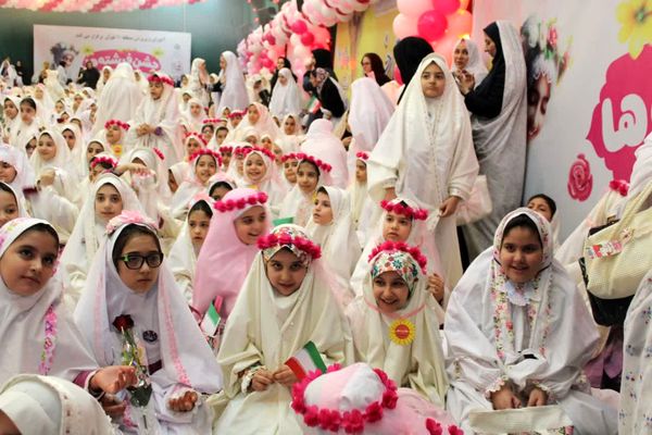 جشن عبادت ۱۳۰۰ نفر از دختران منطقه ۱۰ در مهدیه امام حسن مجتبی(ع)