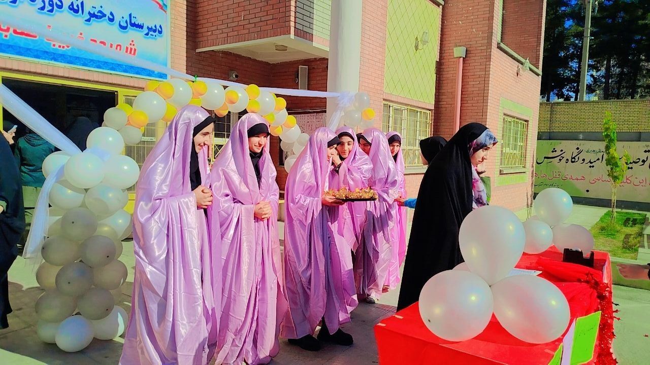 مراسم گرامیداشت روز مادر در مدارس شهر ایلام 