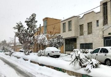 یلدای برفی در اراک؛ مردم با شادی به استقبال جشن یلدا می‌روند