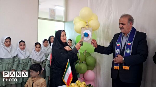 آیین سپاس معلم در مدرسه تمام تشکیلاتی سمیه منطقه مهربان 