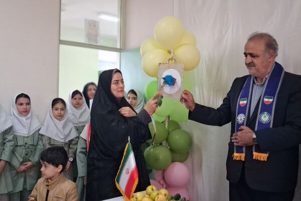آیین سپاس معلم در مدرسه تمام تشکیلاتی سمیه منطقه مهربان 