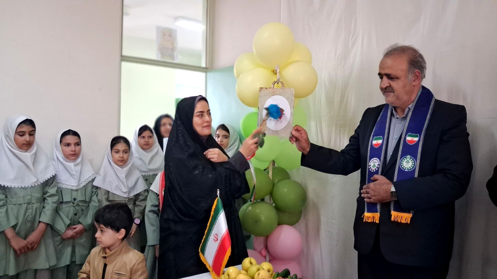 آیین سپاس معلم در مدرسه تمام تشکیلاتی سمیه منطقه مهربان 