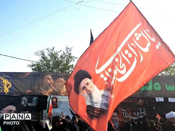 چشم‌های گریان نوجوانان در سوگ پدر امت