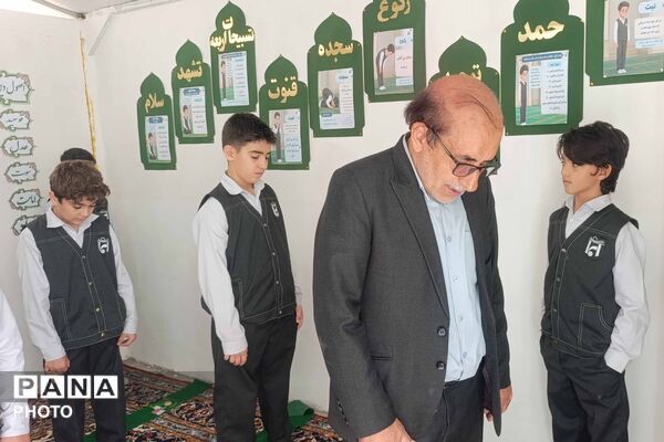 محفل انس با قرآن و برپایی نماز جماعت در مدرسه ابتدایی ایمان بجنورد