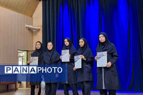 تجلیل از دانش‌آموزان رتبه‌های برتر دبیرستان پویش ناحیه 3 شیراز 