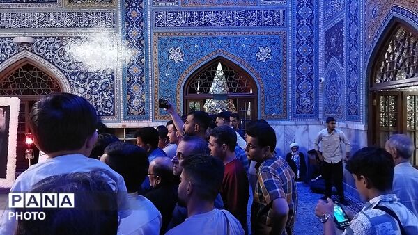 گذری بر مزار رهبر شهید و خانواده شهیدشان در دارلذکر حرم مطهر رضوی 