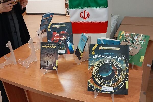 بازدید دانش‌آموزان از کتابخانه فرهنگسرای قلم در بهارستان‌دو