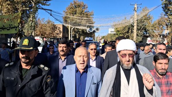 روز ۱۳ آبان: درخششی دیگر در تاریخ شهرستان سلسله با راهپیمایی دانش‌آموزان و مردم