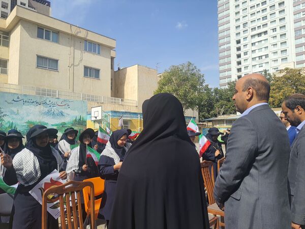 مراسم باشکوه زنگ ایثار و مقاومت در مدرسه شاهد تکتم ناحیه ۳