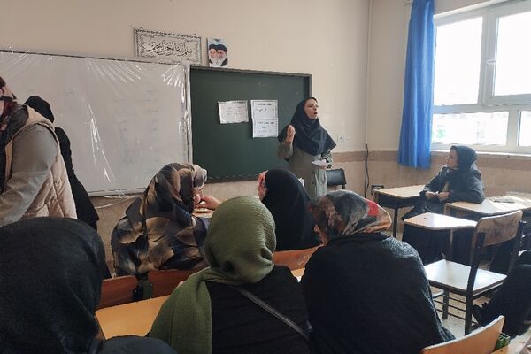 جلسه انجمن و اولیا در دبیرستان فاطمه آهنچی مشهد