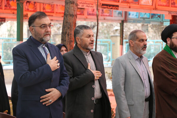 گلباران مزار شهدای گروه سرود دانش‌آموزی در قم