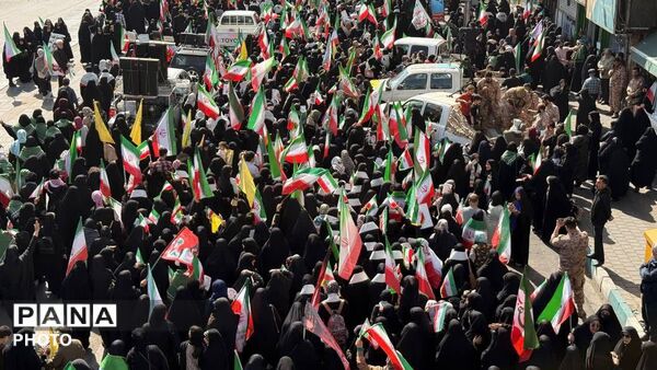 قدم‌های استوار دختران تهران؛ روایتی از شور، همدلی و امید