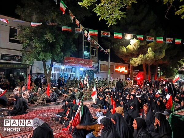 زنده نگه داشتن یاد و خاطره رهبر شهید در تجمعات شبانه