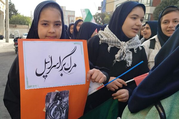 اجتماع عظیم دانش آموزان ناحیه دو شهرری به مناسبت یوم الله ۱۳ آبان در میدان نماز