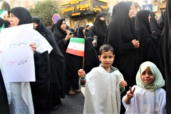 حماسه حضور نوجوانان کفن‌پوش قمی در راهپیمایی «عهد خون»