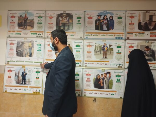 به نمایش گذاشتن گوشه ای از برکات انقلاب اسلامی در مدرسه انقلاب دبیرستان حق شناس2