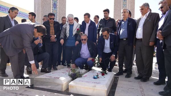 همایش پیاده‌روی فرهنگیان از امامزاده عبدالله تا تپه نورالشهدا یاسوج 