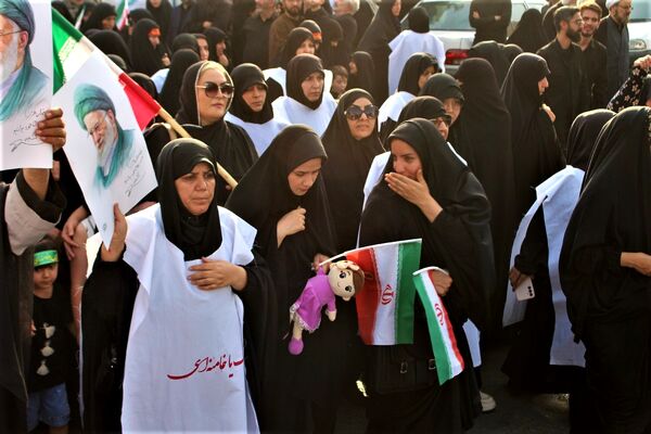 حماسه حضور نوجوانان کفن‌پوش قمی در راهپیمایی «عهد خون»