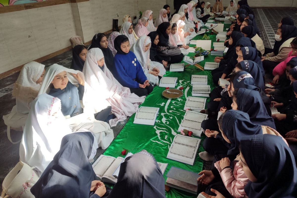 محفل پرفیض انس با قرآن در دبستان مریم بهارستان دو