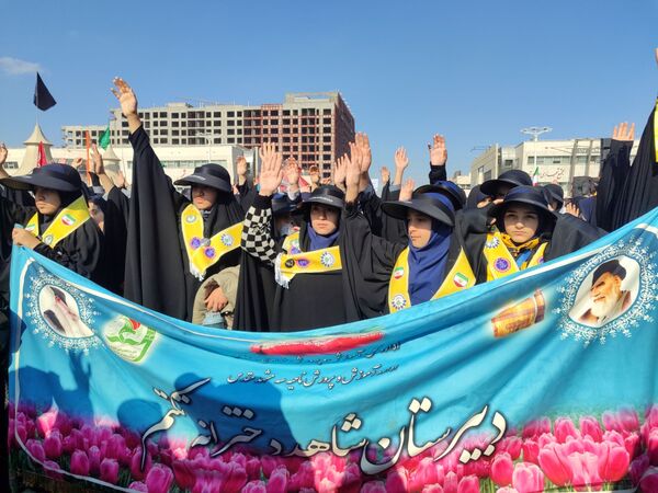 دانش آموزان شاهد تکتم ناحیه۳ ،پرچمداران راهپیمایی ۱۳ آبان