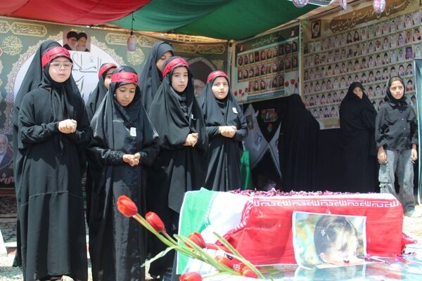 فاروج در روز تشییع پیکر رهبر شهید همچنان در حال خدمت رسانی به زائران