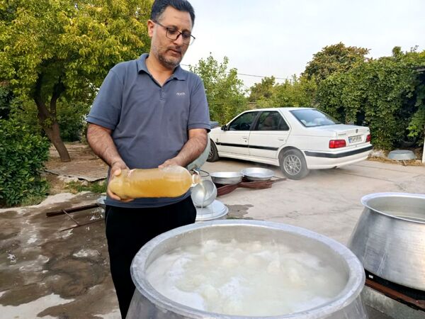پخت و توزیع نذری در روز تاسوعای حسینی روستای حسن آباد داراب استان فارس