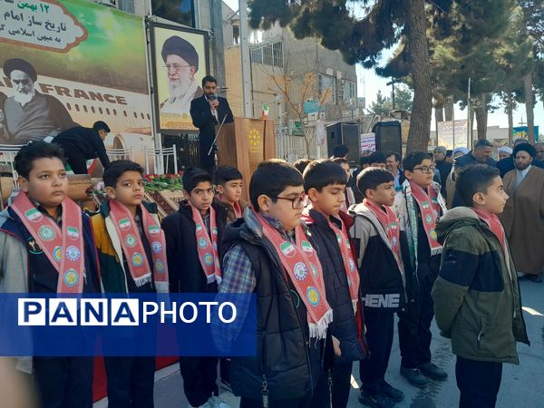 آیین گلباران تمثال امام خمینی(ره) در آغاز دهه فجر