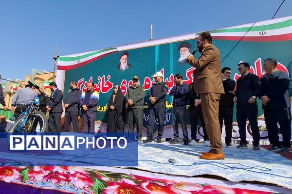  همایش بزرگ پیاده روی خانوادگی در نسیم‌شهر 