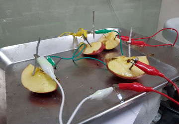 انجام آزمایشات علوم تجربی پایه هشتم  در دبیرستان پروین اعتصامی فیروزآباد