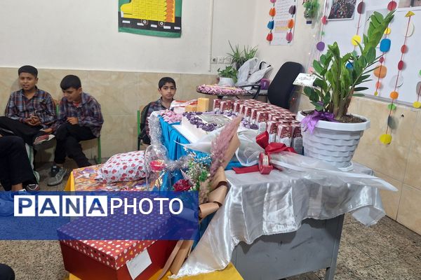 معلم مشعل دانش و چراغ هدایت است