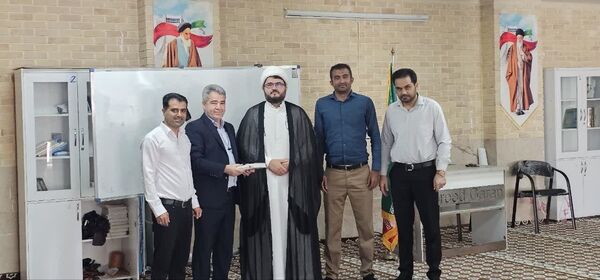 غبارروبی نمازخانه‌های مدارس قشم در آستانه سال تحصیلی جدید