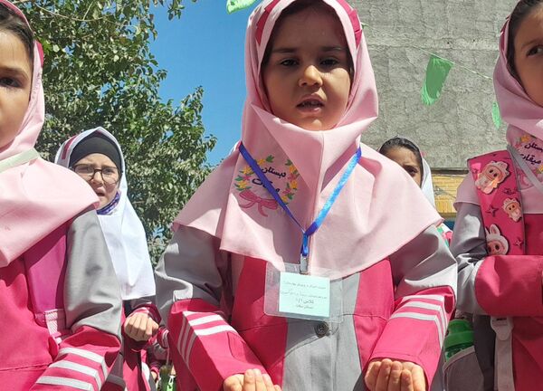 مهر در انتظار مهر در دبستان میقات بهارستان دو