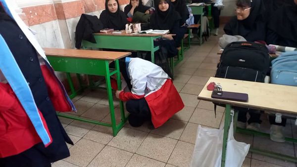 برگزاری مانور زلزله در دبیرستان سردار شهید قاسم سلیمانی 