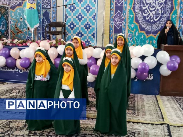 دکلمه‌خوانی دانش‌آموزان در مقابل مادران شهرستان قدس به‌مناسبت روز مادر