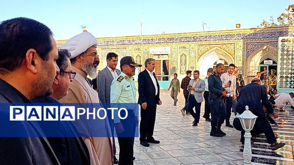 دولتمردان غبار از مزار شهدا برداشتند 