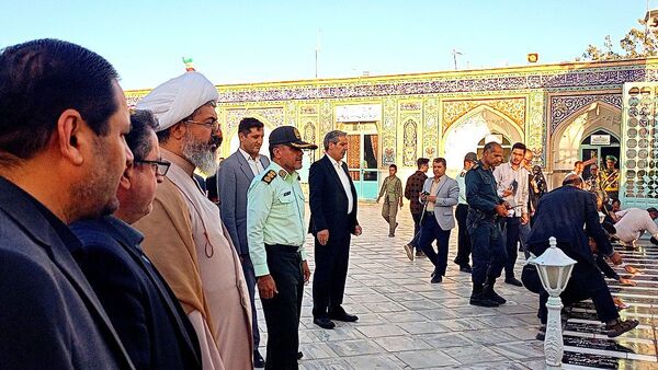 دولتمردان غبار از مزار شهدا برداشتند 