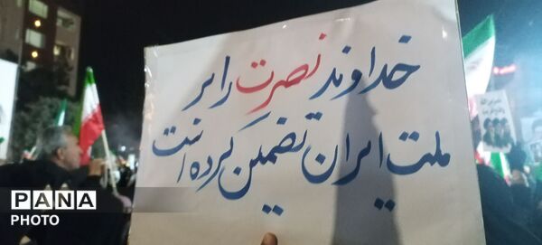 راهپیمایی گسترده مردم نیشابور در احتماع شبانه