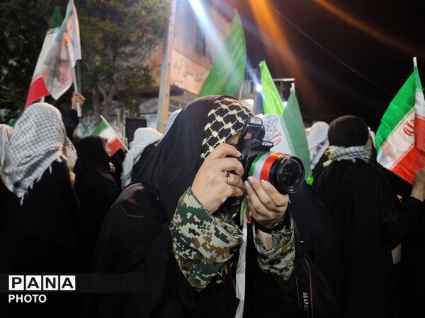 حضور پرشور دختران جان‌فدا در اجتماع شبانه با لباس بسیجی