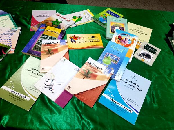 جشن کتاب و مطالعه در دبیرستان دخترانه متوسطه اول 15 خرداد 