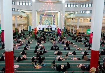 محفل بزرگ قرآنی و افطاری ساده در مصلی خاتم الانبیا زنجان با حضور پرشور مردم برگزار شد