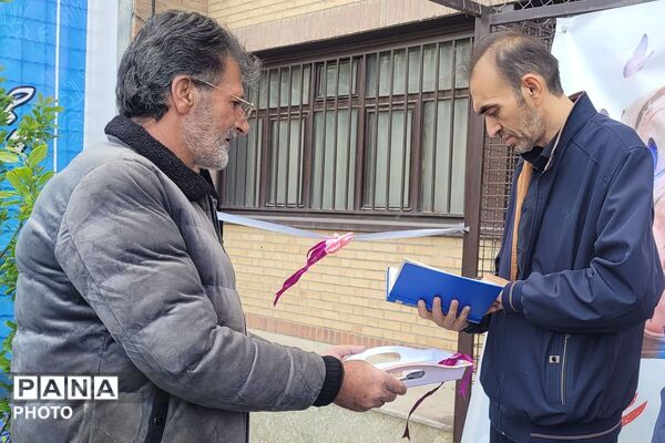 ادای احترام به شهدای دانش‌آموز میناب با رونمایی از زمین چمن و کاشت نهال در بهارستان‌دو