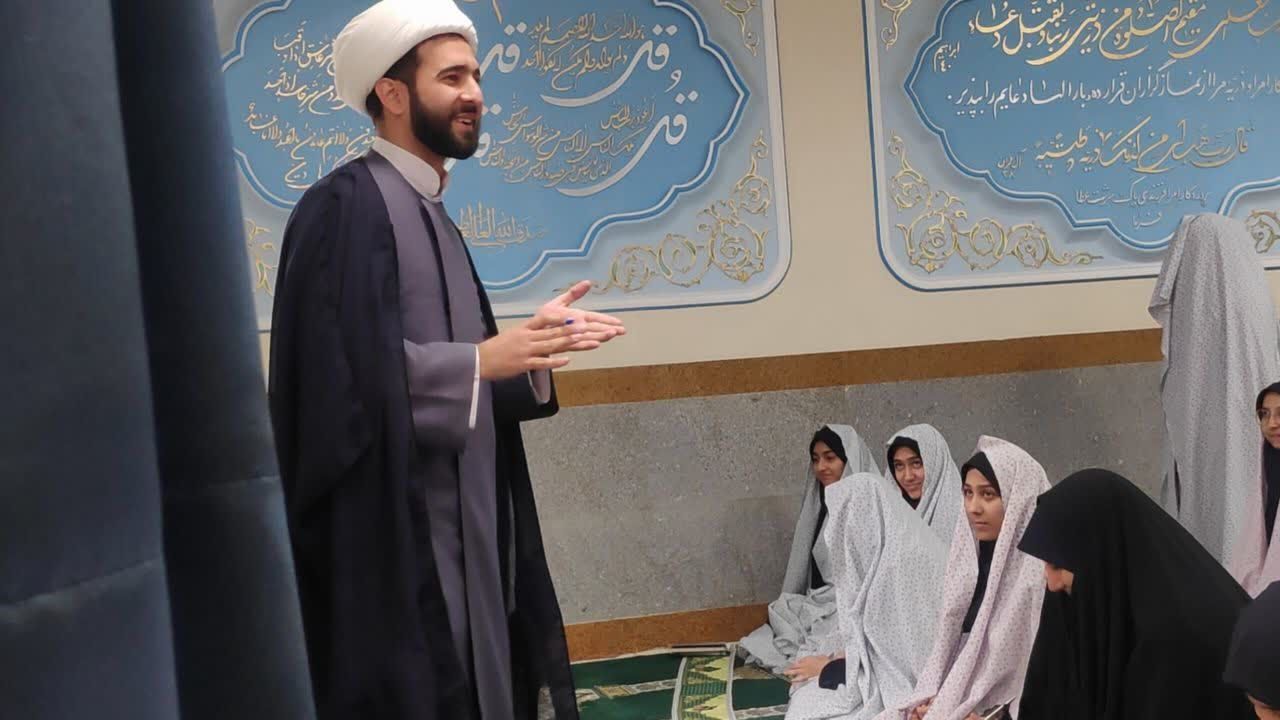 عطر بندگی در مدرسه اقامه نماز جماعت