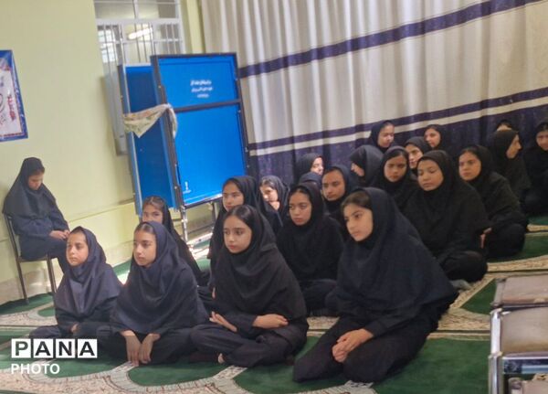 گرامیداشت هفته نیروی انتظامی در دبیرستان دخترانه مرحوم میری