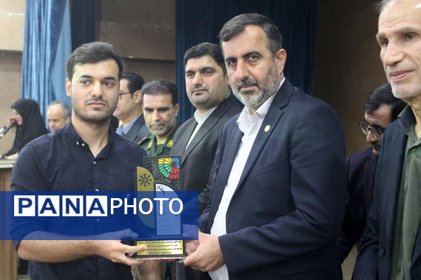 تجلیل از برگزیدگان دبیرستان شهید بهشتی شهرستان بوشهر (2)