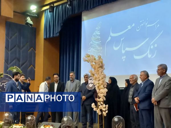 نواختن زنگ سپاس در فرهنگسرای آریو مصلی نژاد 