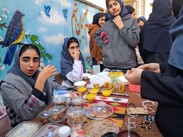 بازارچه دست‌ساخته‌های دانش‌آموزی در دبیرستان بهار آزادی قائمشهر