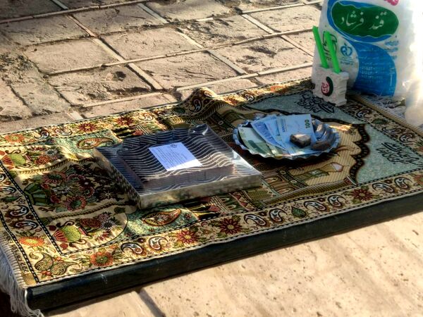 آیین جمع آوری نذورات مردمی در روز عاشورا 